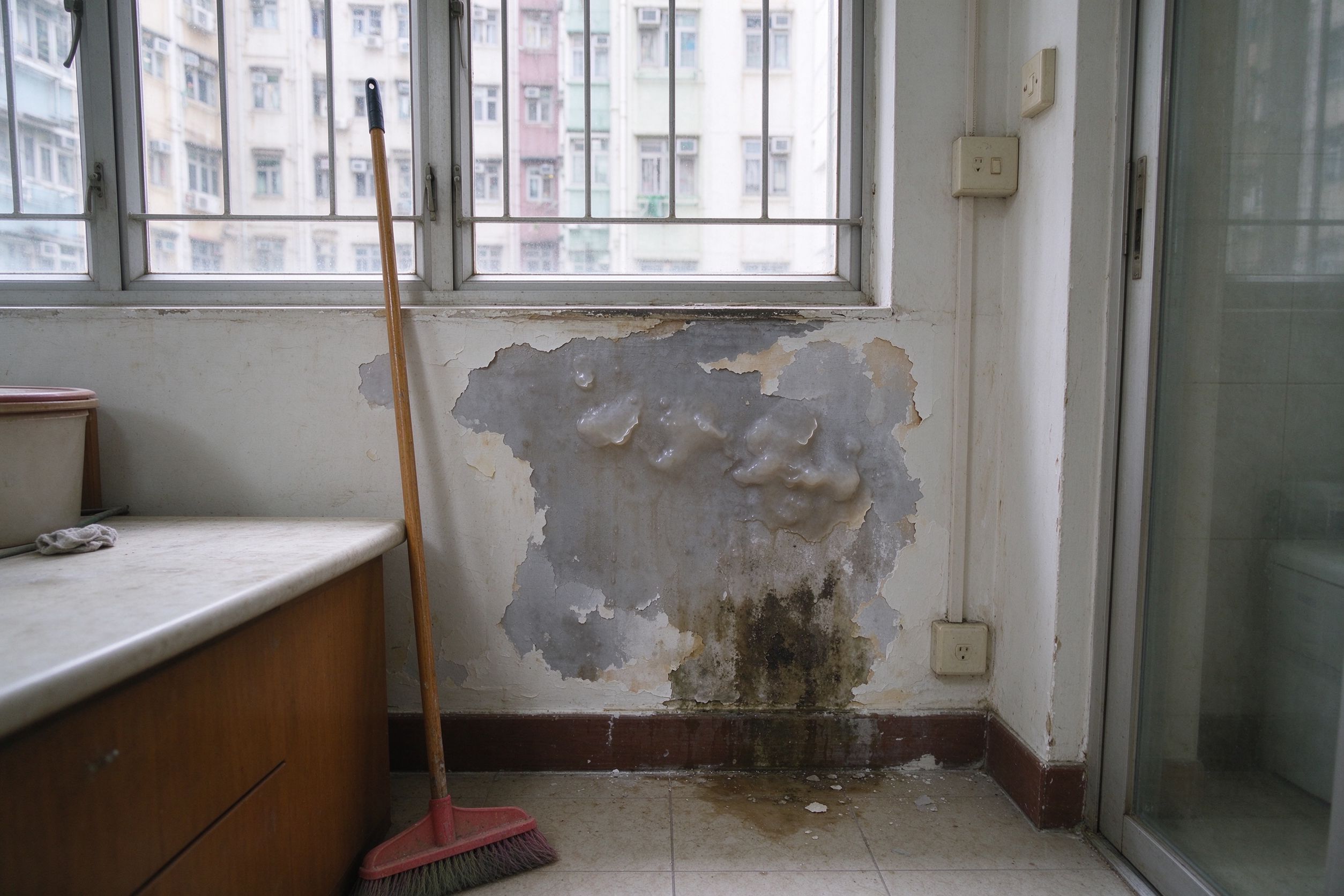 窗邊滲水，窗台位置灰水剝落